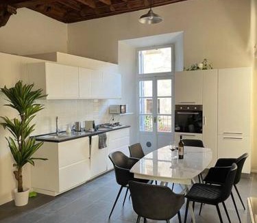 Como City Centre Apartment | Appartamento La Dama alla Finestra in centro Como