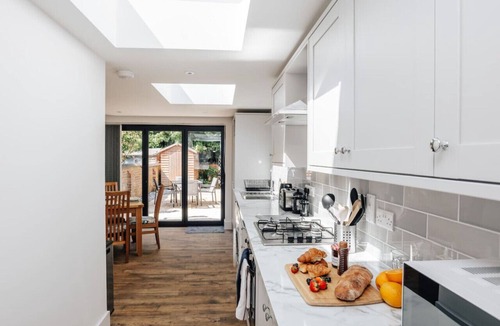 Henley House | Apple Blossom - Central Henley with free road parking