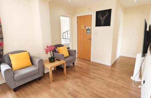 Hillingdon Apartment | Apple Garden A-3