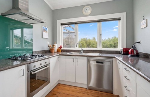 Martinborough House | Applecross Cottage | Cozy Stay, Walk to Martinborough Square