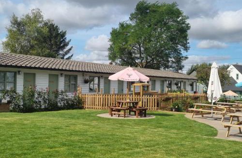 Pegsdon Ski Chalet | Aspen, Country Chalet located In Pegsdon