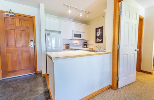 Upper Village Condo | Aspens #563 Prime Ski-in Ski-out Location! Top Floor Unit, Pool, Hot tubs, BBQ