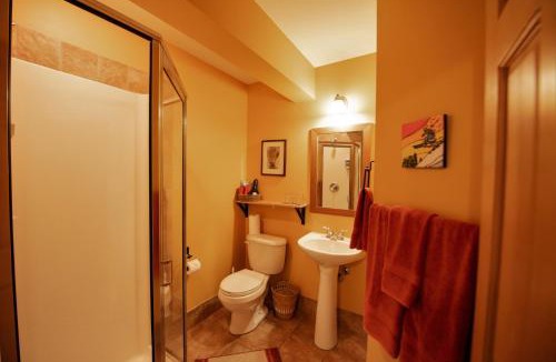 Golden House | Auberge Kicking Horse Guest House