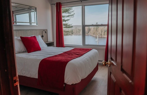 Saint-Hippolyte Bed & Breakfast | Auberge Lac du Pin Rouge