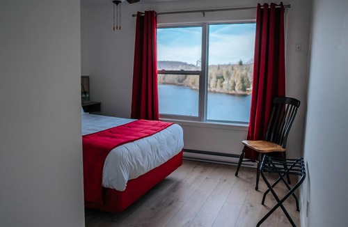 Saint-Hippolyte Bed & Breakfast | Auberge Lac du Pin Rouge