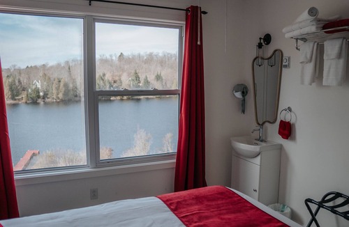 Saint-Hippolyte Bed & Breakfast | Auberge Lac du Pin Rouge