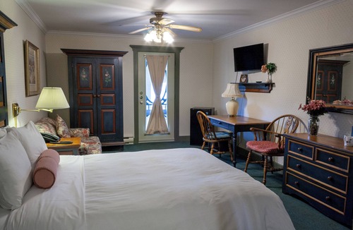Knowlton Hotel | Auberge Lakeview Inn