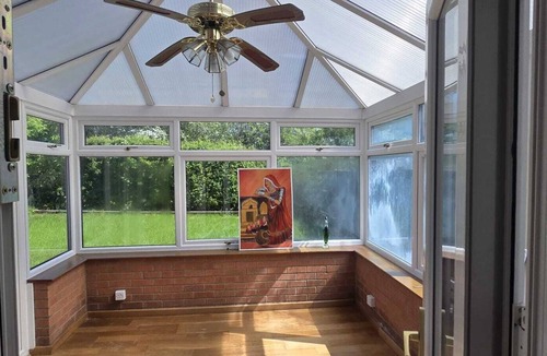 Two Mile Ash House | Awesome 5-bedroom house in quaint Two Mile Ash perfect for families& Contractors