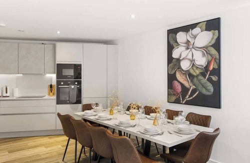 Barnhill Apartment | Awesome Wembley Apartment Sleeps 11