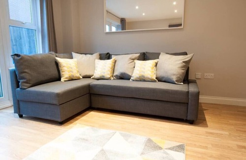 Derby House | Aztec House - A Modern & Spacious 3-Bedroom Home