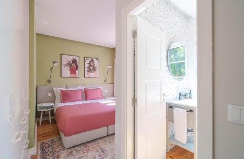 Soure House | Bacelos pink house - riverfront with jacuzzi