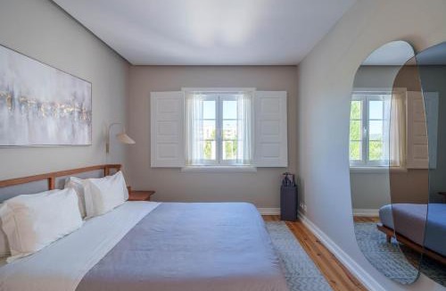 Soure House | Bacelos pink house - riverfront with jacuzzi