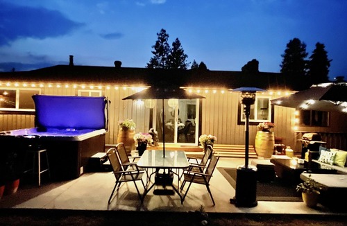 Central Okanagan House | BACKYARD PARADISE - HOT TUB- YARD- 5bed+3bath (Licensed).