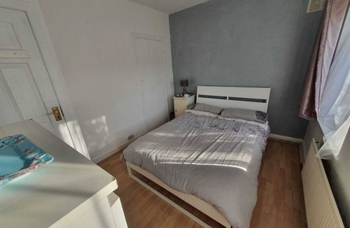 Greenford Broadway Apartment | Bamboo room