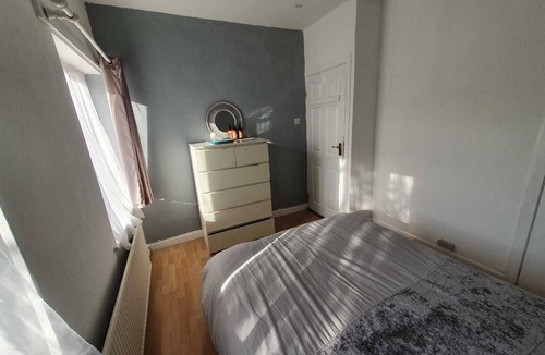 Greenford Broadway Apartment | Bamboo room