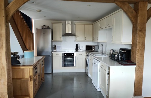 Maldon House | Barley Barn with antique superking bed, jacuzzi bath & walk in shower