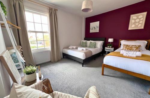 Warwick House | Basement Game Room & Workspace Two Spacious Bedrooms Close to Train Station