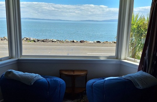 Ngarimu Bay House | Beach Front Bach - Thornton Bay