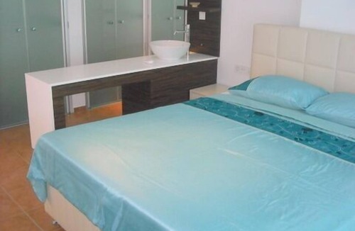 Side Apartment | Beach Views a unique 3 bed home with own private pool, on community near beach
