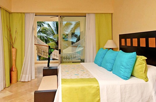 Alta Vista Resort | Beachfront 3 Bedroom Suite with Jacuzzi