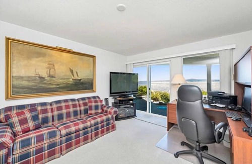 Chemainus House | Beachfront property with beach access located in in close proximity to amenities