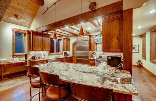 Peak 8 House | Bear Tracks Lodge: Hot tub, Theatre, Pool Table, Steam Room, Gas Grill