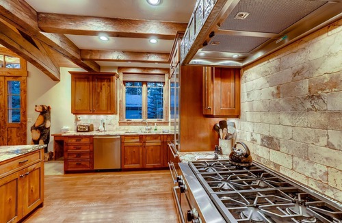 Peak 8 House | Bear Tracks Lodge: Hot tub, Theatre, Pool Table, Steam Room, Gas Grill