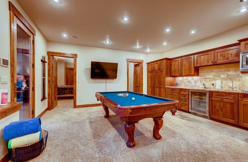 Peak 8 House | Bear Tracks Lodge: Hot tub, Theatre, Pool Table, Steam Room, Gas Grill