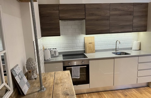 Broxbourne Apartment | Beautiful 1 Bedroom Apartment - great location!