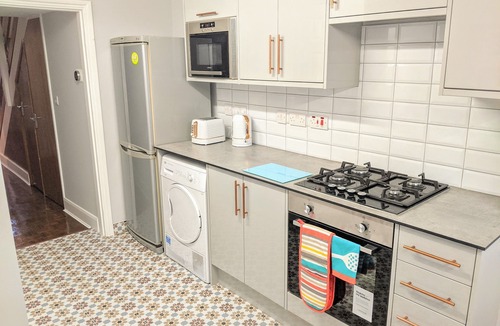 Childs Hill House | Beautiful 4 bed 2 bath home in central location with back garden