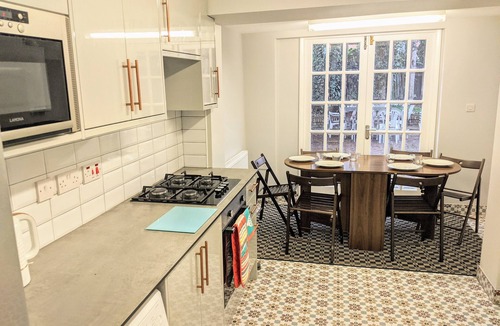 Childs Hill House | Beautiful 4 bed 2 bath home in central location with back garden