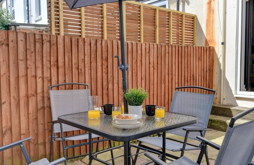 Hove House | Beautiful 4 Bed House, 3 minutes to sea, sleeps 8