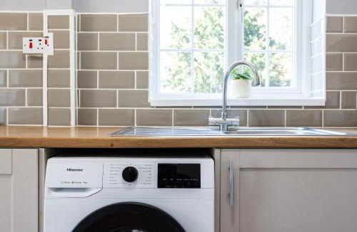 Tilbury Apartment | Beautiful 8 Bedroom, Large Garden, Parking 10 Cars