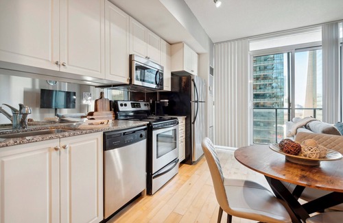 Downtown Toronto Apartment | Beautiful and Stylish 1 BR Condo in DT Toronto