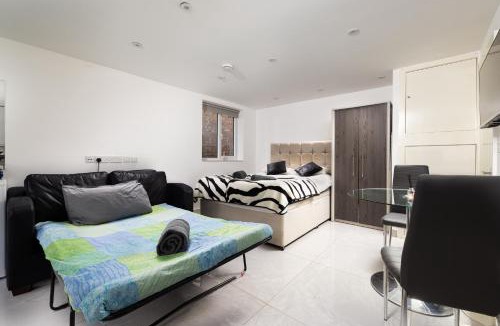 Hendon Apartment | Beautiful Garden Studio NW4