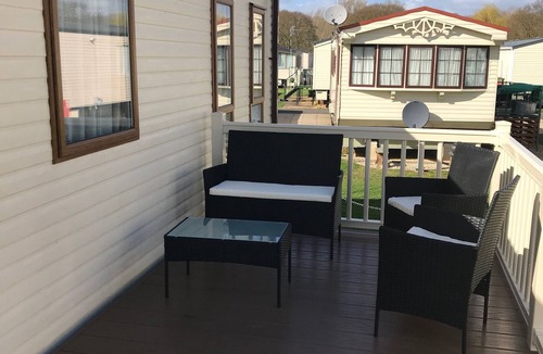 Tiddington Cabin | Beautiful 2-Bed Caravan in Stratford-upon-Avon