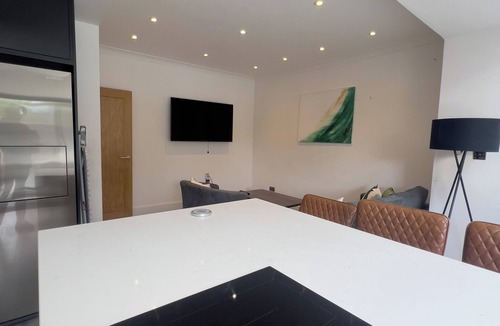 Havering House | Beautiful Home in Romford East London - Sleeps 9 + Free Parking