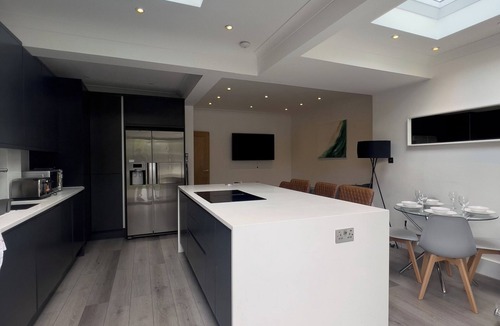 Havering House | Beautiful Home in Romford East London - Sleeps 9 + Free Parking