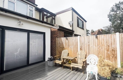 Havering House | Beautiful Home in Romford East London - Sleeps 9 + Free Parking