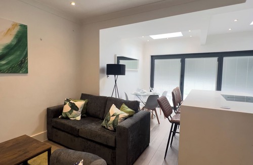 Havering House | Beautiful Home in Romford East London - Sleeps 9 + Free Parking