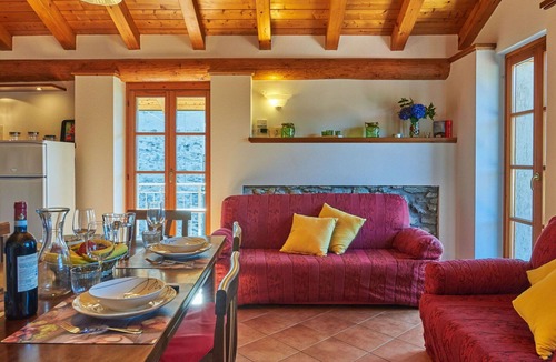 Peglio House | Beautiful private villa for 4 guests with WIFI, TV, patio and pets allowed