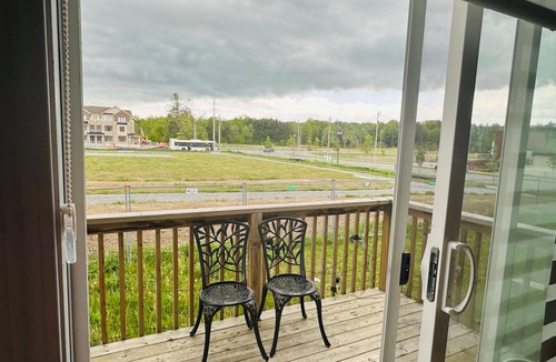 Thorold House | Beautiful Sunfilled spacious Modern Home