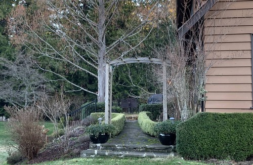 Chemainus House | Beautiful traditional family home and garden beside a lake
