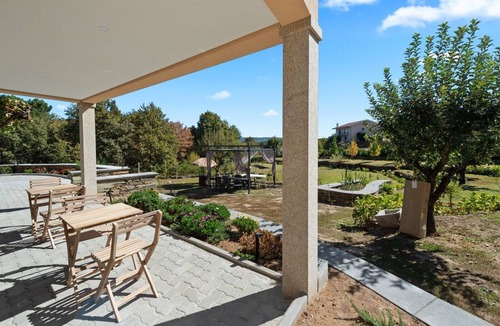Vila Real Apartment | Bed and Breakfast 'Piso Lua' with Mountain View and Heated Pool