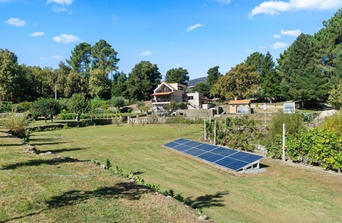 Vila Real Apartment | Bed and Breakfast 'Piso Sol' with Mountain View and Heated Pool