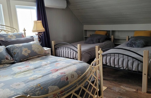 Lac-Etchemin House | BELLE GRANDE MAISON, POUVANT ACCUEILLIR 12 PERSONNES SUR 2 ETAGES.