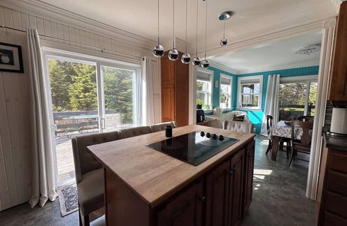 Brigus Junction House | Bermuda Waterfront: Ultimate Lakehouse Experience