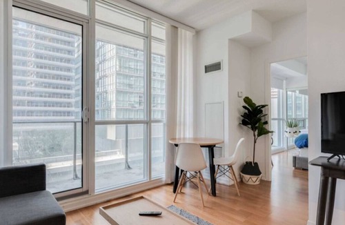 Downtown Toronto Apartment | Best Location in Toronto! Sleeps 6 Overlooking Scotiabank Arena!