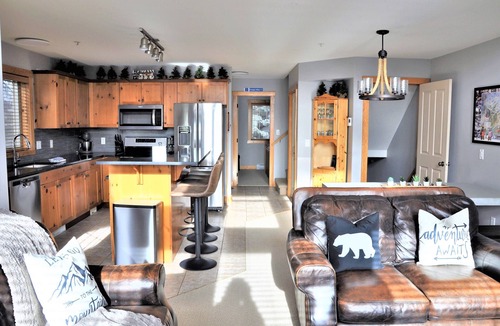 Snow Pine Estates Ski Chalet | Big White Large Dog Friendly Chalet with Private Hot Tub!