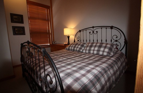 Snow Pine Estates Ski Chalet | Big White Snow Pines Chalet - Pet Friendly Sleeps up to 10, Private Hot Tub!!!